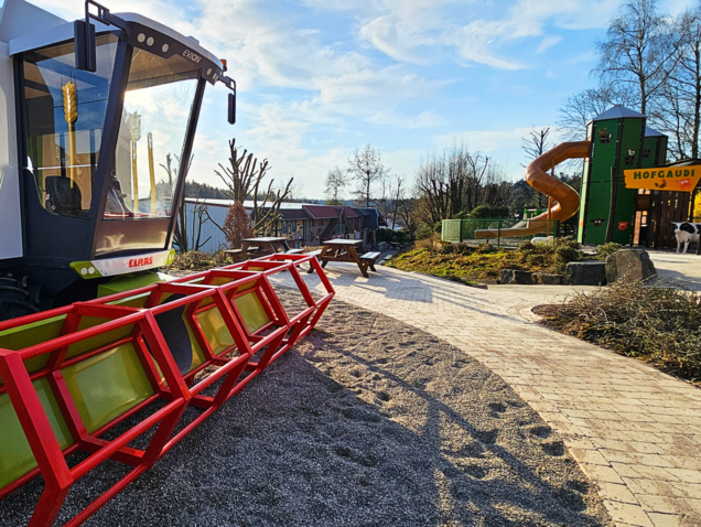 Im Vordergrund der Claas Mähdrescher-Kletterplatz, im Hintergrund der Bauernhof-Spielplatz Hofgaudi